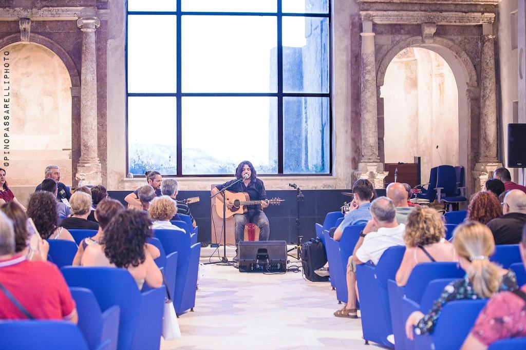 Roccella – Presentato “Come tutti gli altri dei”, il nuovo disco di Mujura