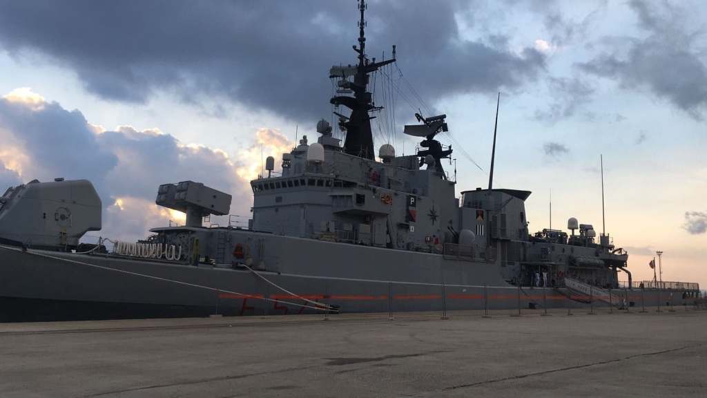 Al porto di Reggio Calabria le navi militari Euro e Aviere