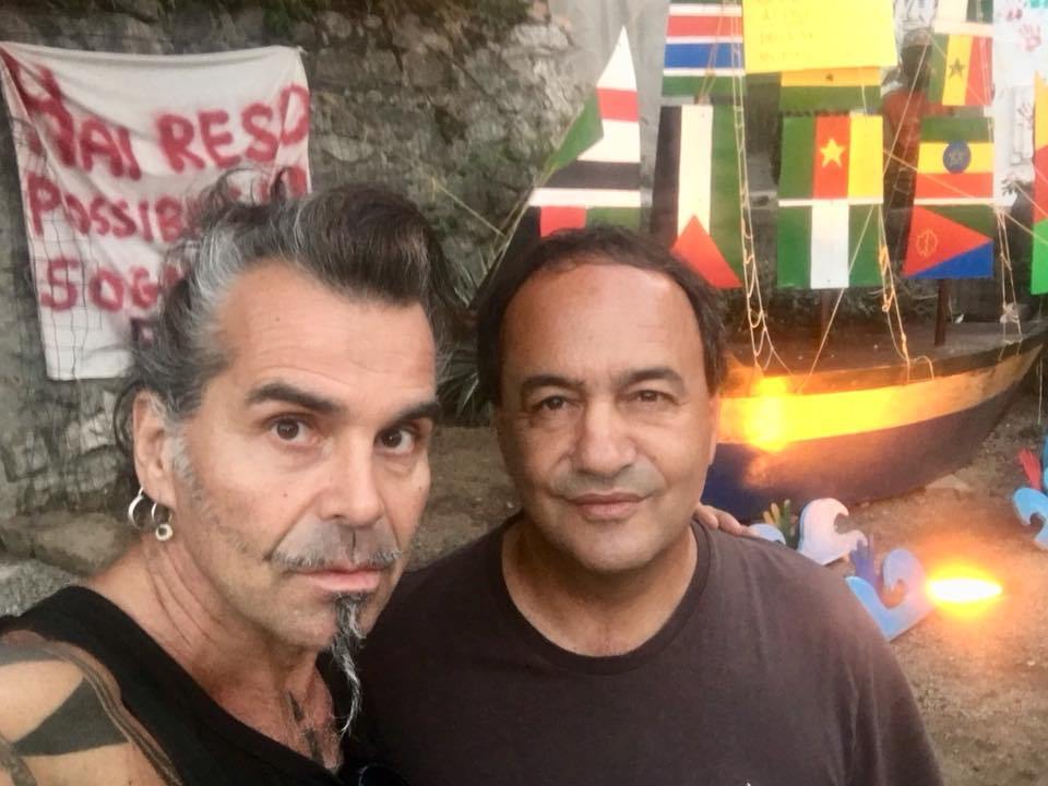 Anche Piero Pelù visita Riace: “Mimmo Lucano? E’ il sindaco più rock’n roll della storia!” – VIDEO