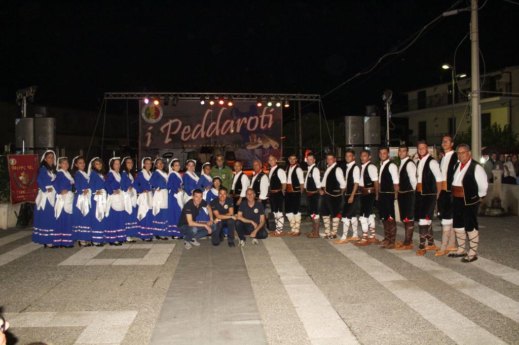 Taglio del nastro per il Festival del Folklore in compagnia de “I Peddaroti”