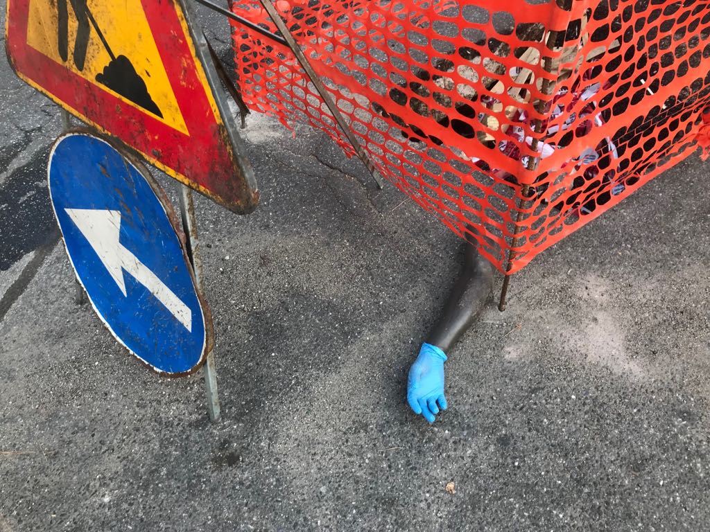 Reggio Calabria, idea provocatoria, spunta un braccio da una buca – FOTO