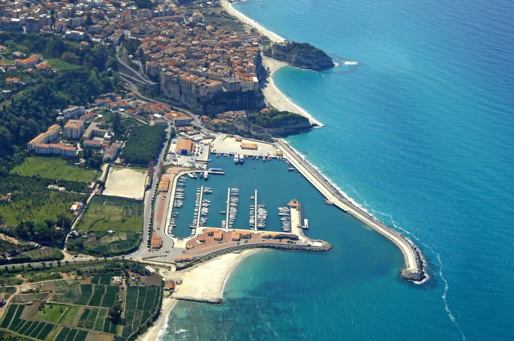 Tropea – Al via il primo spettacolo del Teatro d’aMare