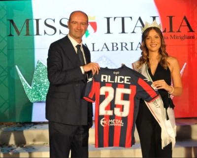 elia diaco e miss italia alice rachele arlanch con la maglia del crotone