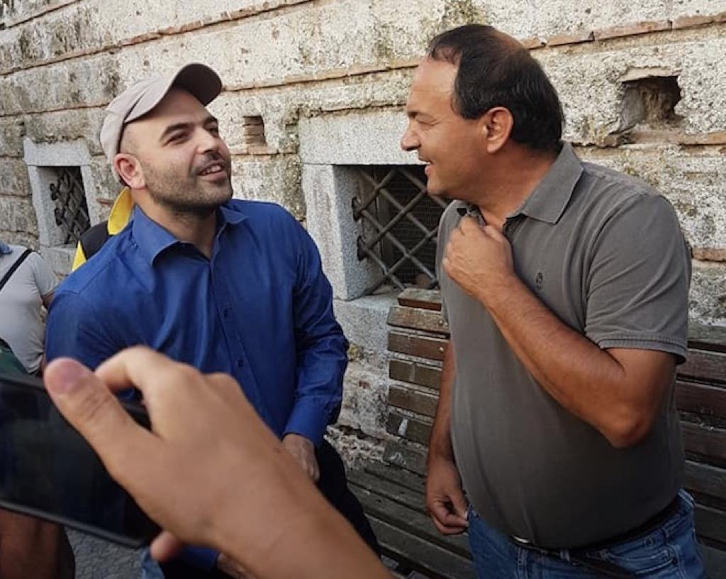 Riace, visita di Saviano al sindaco Lucano: “Paese rivoluzionario, modello per tutta l’Italia”
