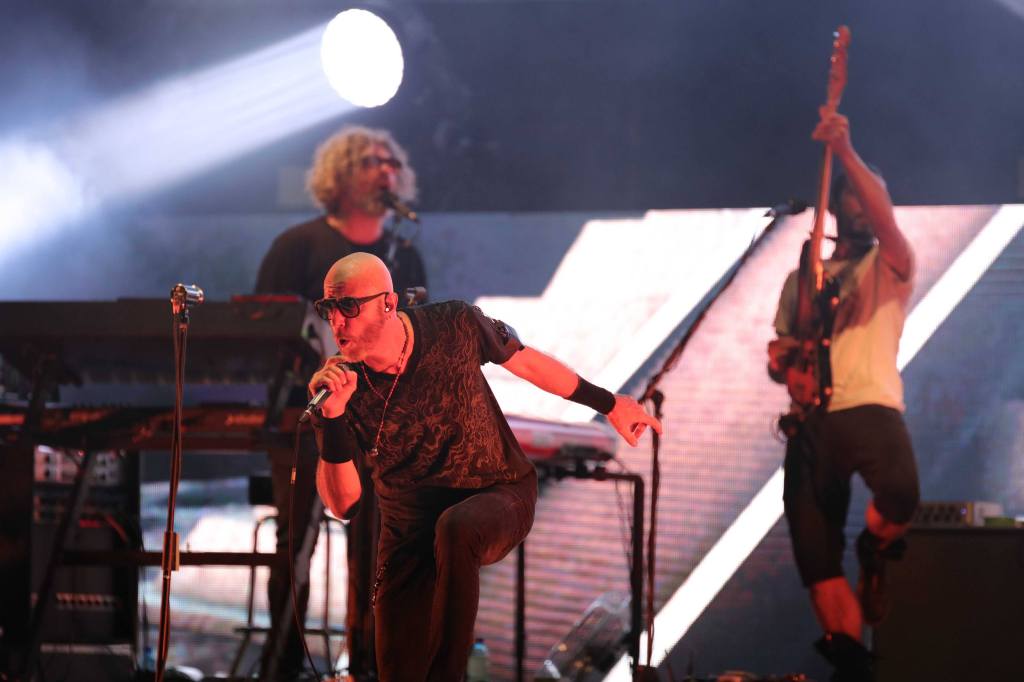 Rock ed emozioni, i Negrita fermano il tempo e trascinano Reggio Calabria