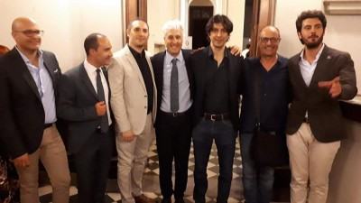 Al centro lo scienziato Valter Longo tra Pino Strati, Mimmo Cavallaro, Stefano Caccavari e altri ospiti del Premio Simpatia della Calabria