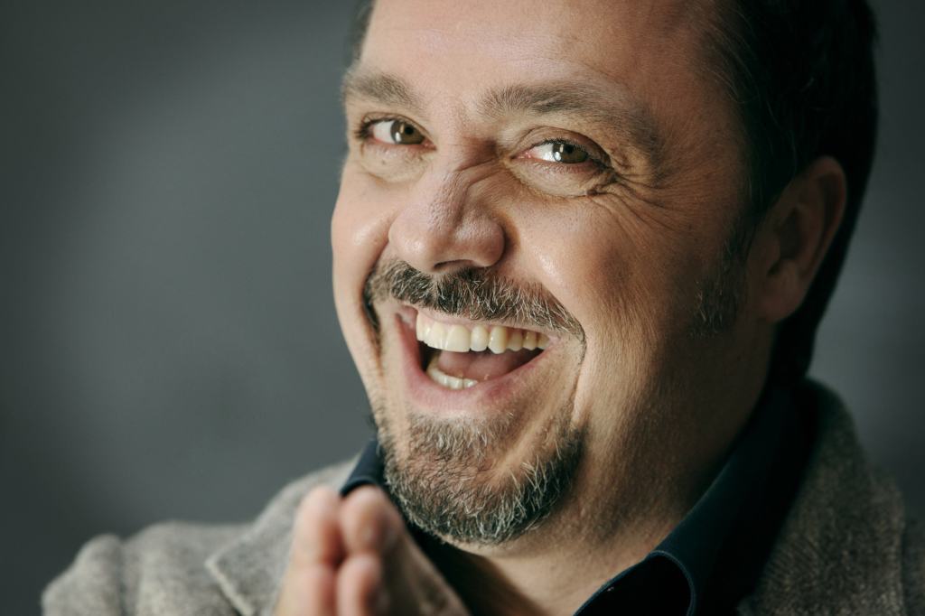 Gabriele Cirilli pronto a far “esplodere” di risate il teatro Cilea