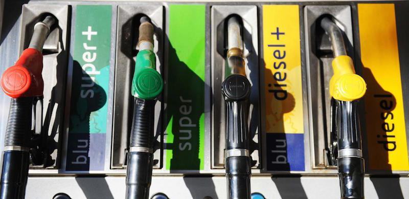 Carburanti, firmato il decreto che proroga il taglio delle accise