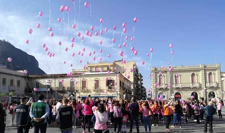 Palmi si tinge di rosa per la prevenzione del tumore al seno
