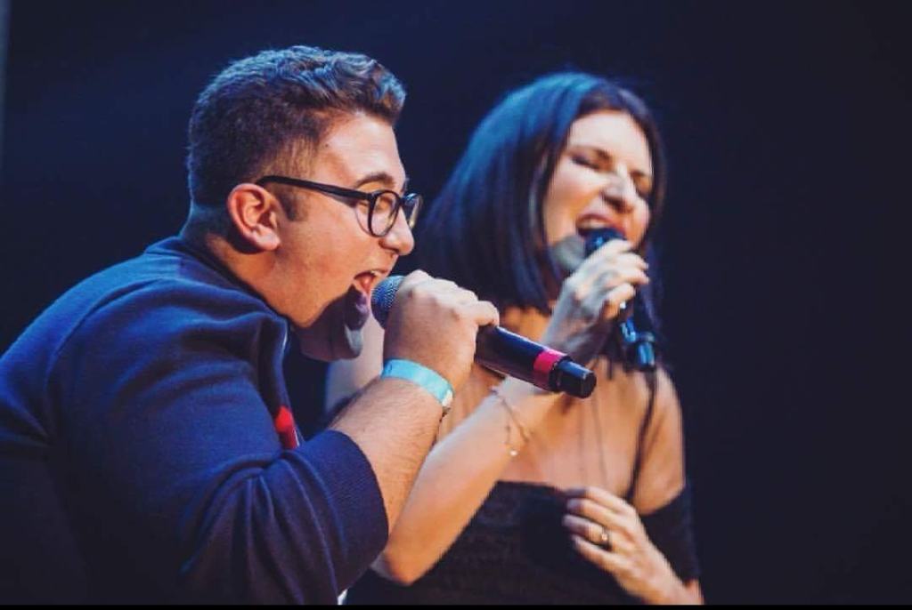 Il reggino Gaetano Moragas canta con Laura Pausini – FOTO