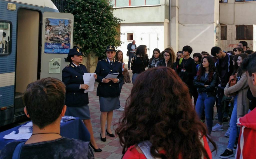 Il Camper della Polizia contro la violenza di genere