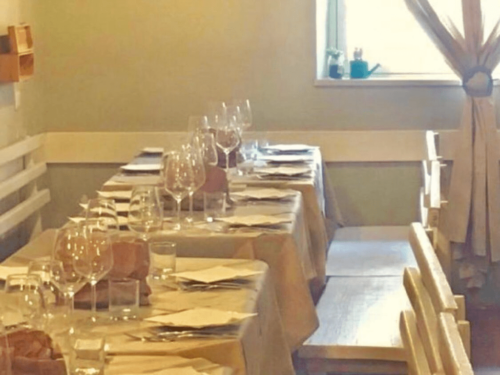 Karaoke e buona cucina si fondono in una serata unica all’Hostaria dei Campi
