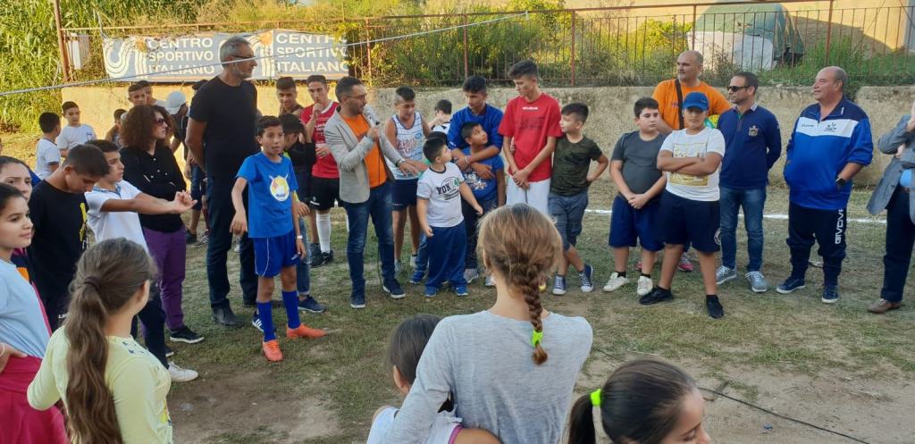 I bambini di Arghillà Nord ospitano un allenatore d’eccezione: Andrea Zorzi – FOTO