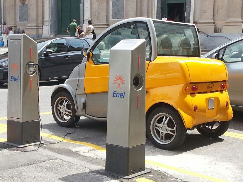 Reggio, il futuro è adesso. Arrivano le stazioni di ricarica delle automobili elettriche – FOTO