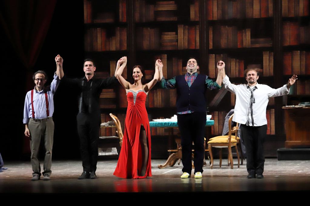 “Uomini sull’orlo di una crisi di nervi” strega il Teatro Cilea