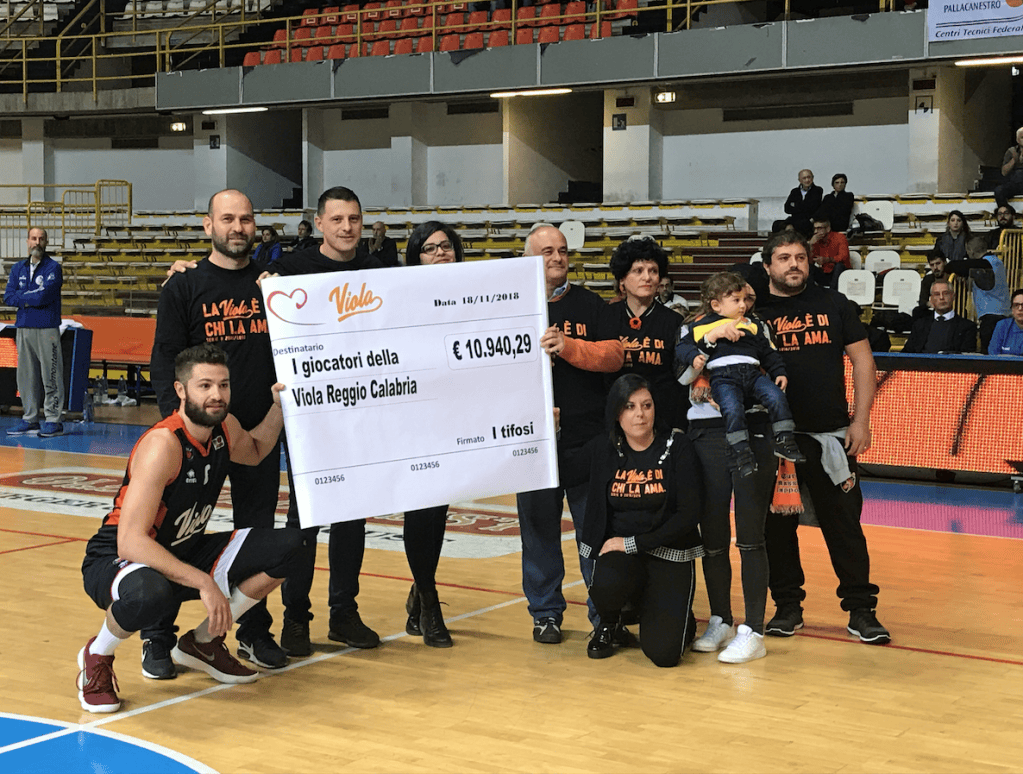 Cuore nero-arancio: consegnati a staff e giocatori i 10mila euro della raccolta fondi dei tifosi della Viola
