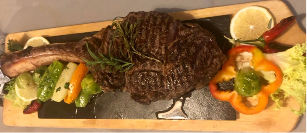 Il successo della “Tomahawk” e dei piatti di carne all’Hostaria dei Campi