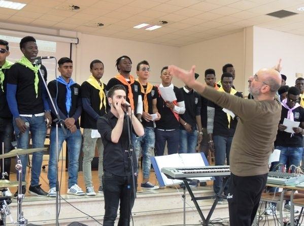 Global Chorus voci dal mare, il coro che abbatte i muri del pregiudizio grazie alla musica – VIDEO