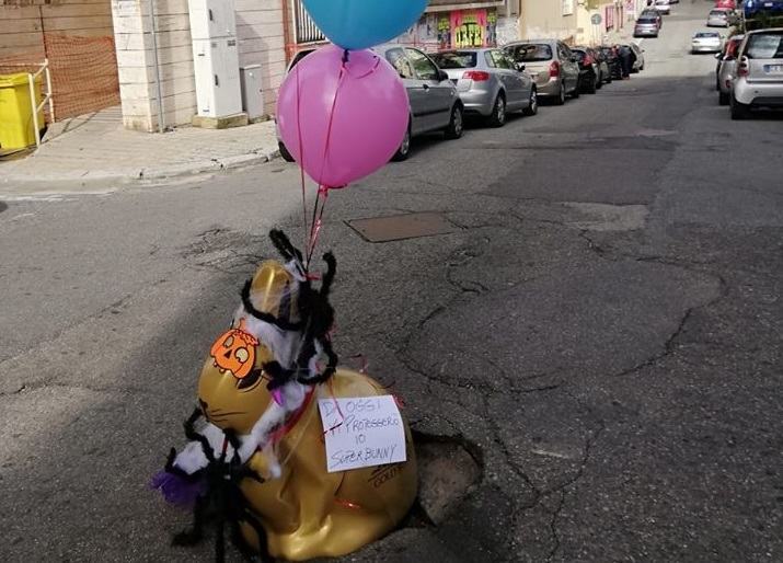 Reggio Calabria, gli incidenti, le buche ed il loro protettore “Superbunny”