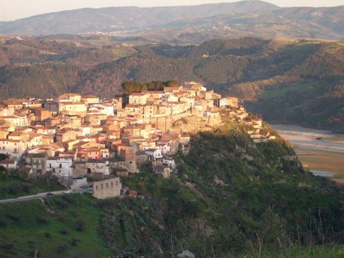 Paese spopolato in Calabria, il sindaco: “Diamo case alle giovani coppie a 1 euro”