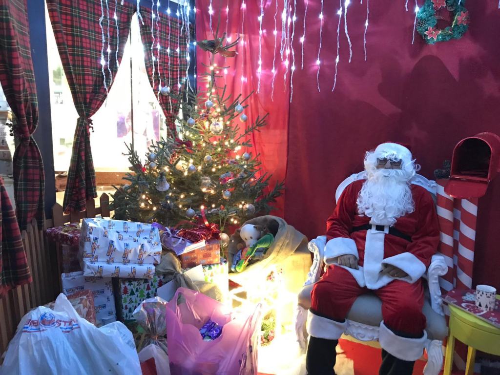 Grande successo per la casetta di Babbo Natale a Piazza Camagna – FOTO