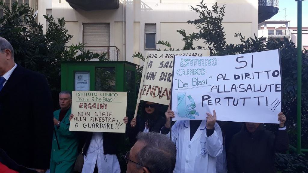 Istituto “De Blasi” di Reggio Calabria, la città in piazza contro la possibile chiusura