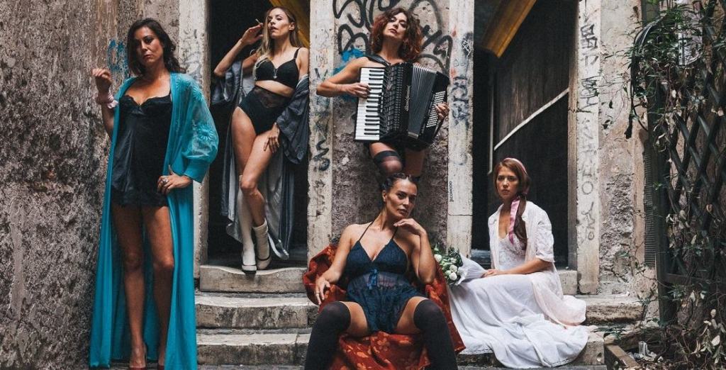Fascino e sensualità al Miramare con lo spettacolo ‘Le dissolute assolte’