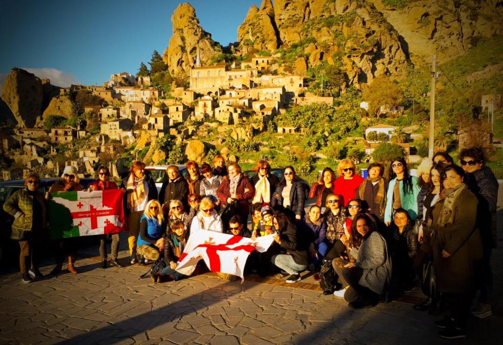 Associazione ‘Georgia in Calabria’ visita il meraviglioso borgo di Pentedattilo