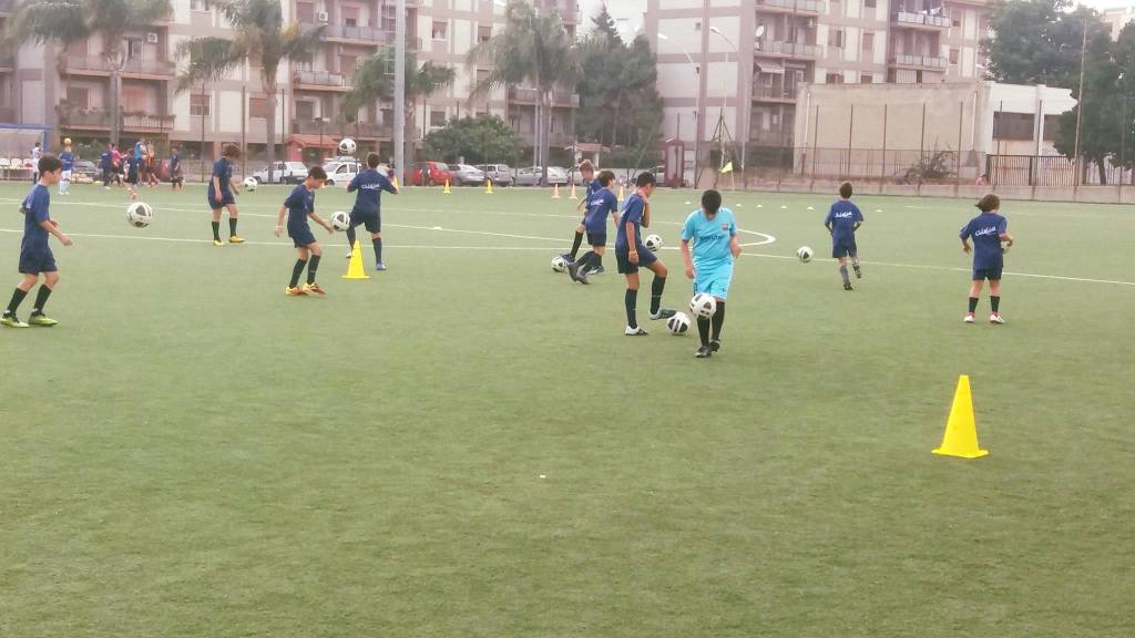 Scuola Calcio F. Cozza, iscrizioni aperte. Tre sedute a settimana