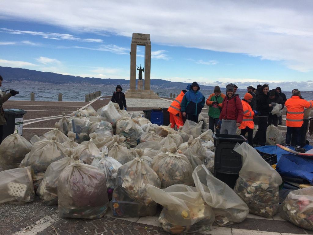 Reggio, operazione Worldrise riuscita. I giovani volontari ripuliscono il Lungomare – FOTO