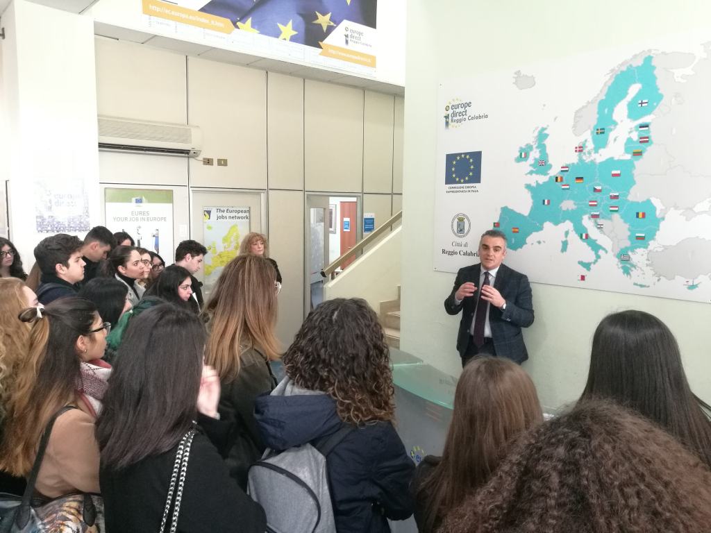 L’Assessorato politiche europee incontra il liceo classico “Campanella” – FOTO