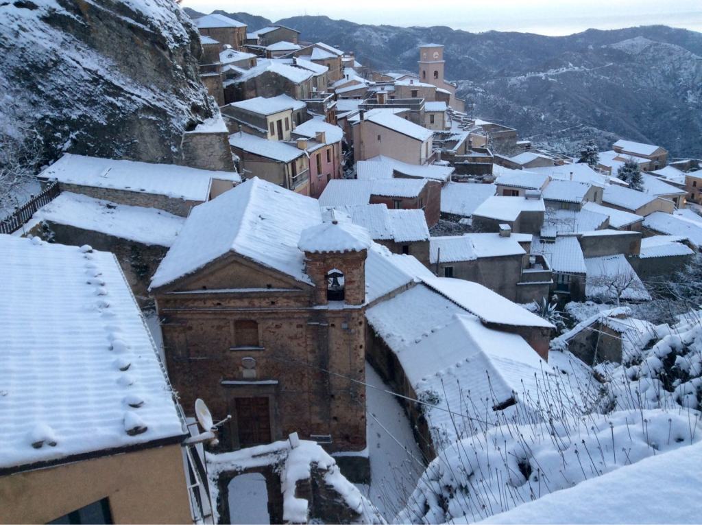 Bova imbiancata dalla neve, lo scenario è mozzafiato – Foto