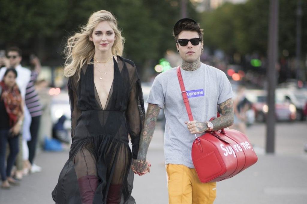 Fedez e il crocifisso, la risposta a Don Zampaglione: “Pensi a educare i giovani”