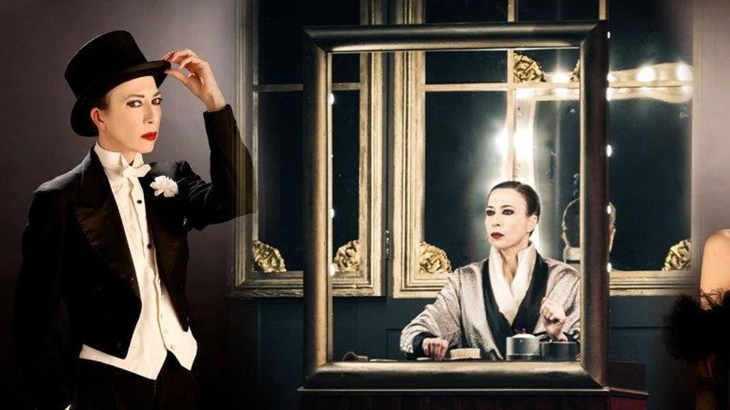 Veronica Pivetti si fa in 3 e stupisce: ‘Viktor und Viktoria’ strega il Cilea