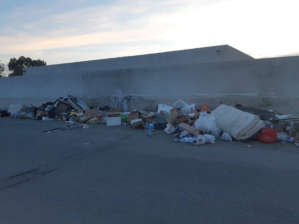 Riparare le buche e raccogliere i rifiuti? A Roma una soluzione particolare…
