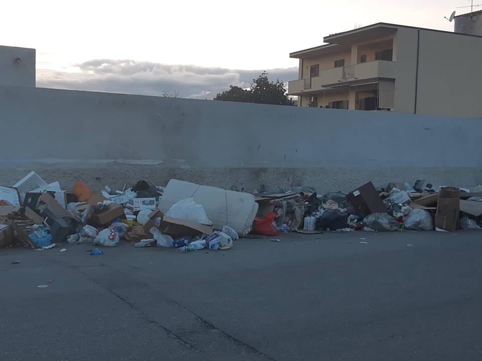 Ciccarello, torna l’emergenza spazzatura: “Non ne possiamo più” – Foto