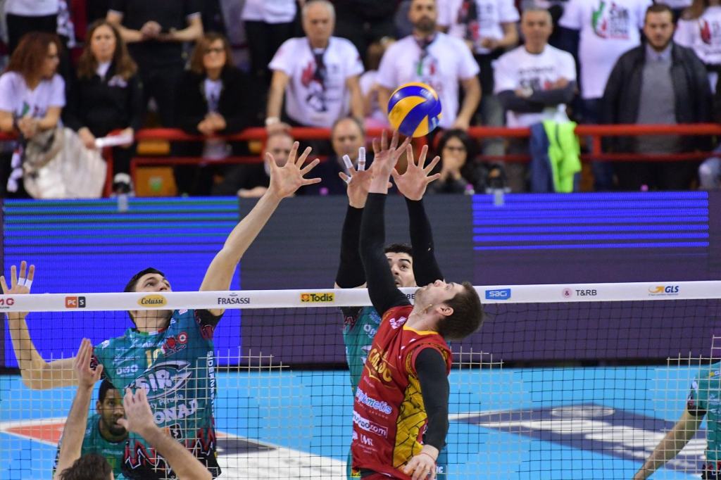 Volley – Troppo forte la capolista Perugia. Tonno Callipo ko in tre set