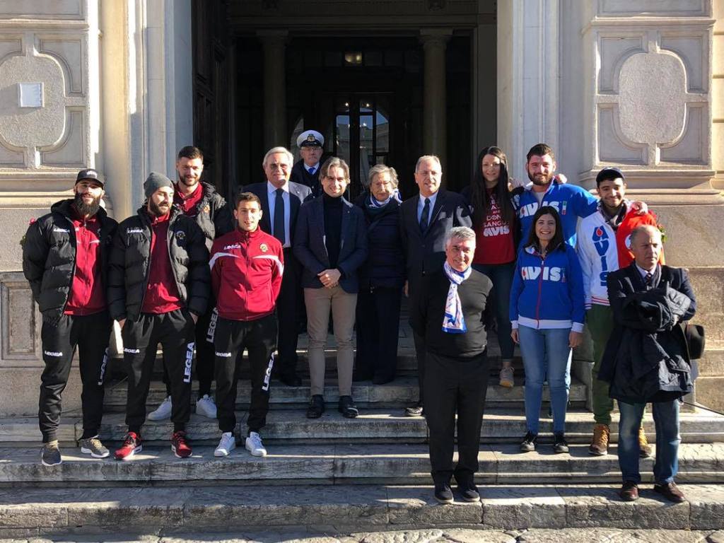“E’ amaranto il sangue che c’è in me”, a piazza Italia si dona in squadra in attesa di Reggina-Catanzaro