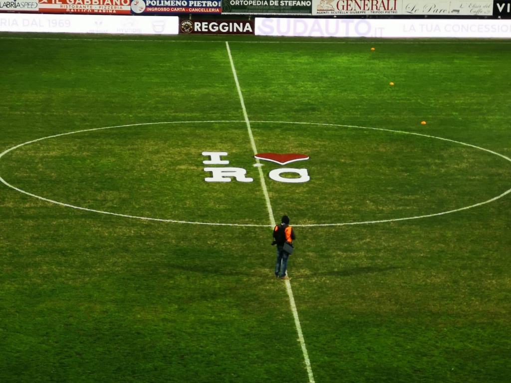 “Io amo Reggio” e le immagini sul tabellone. E’ partito Reggina-Potenza