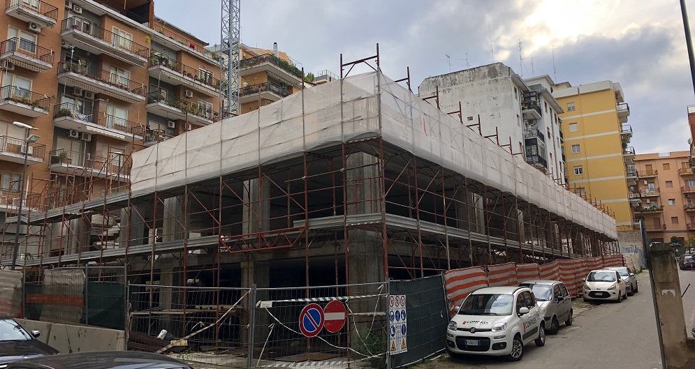 Reggio, parcheggio di Via Rausei fermo con le quattro frecce. Quando la fine dei lavori? – FOTO