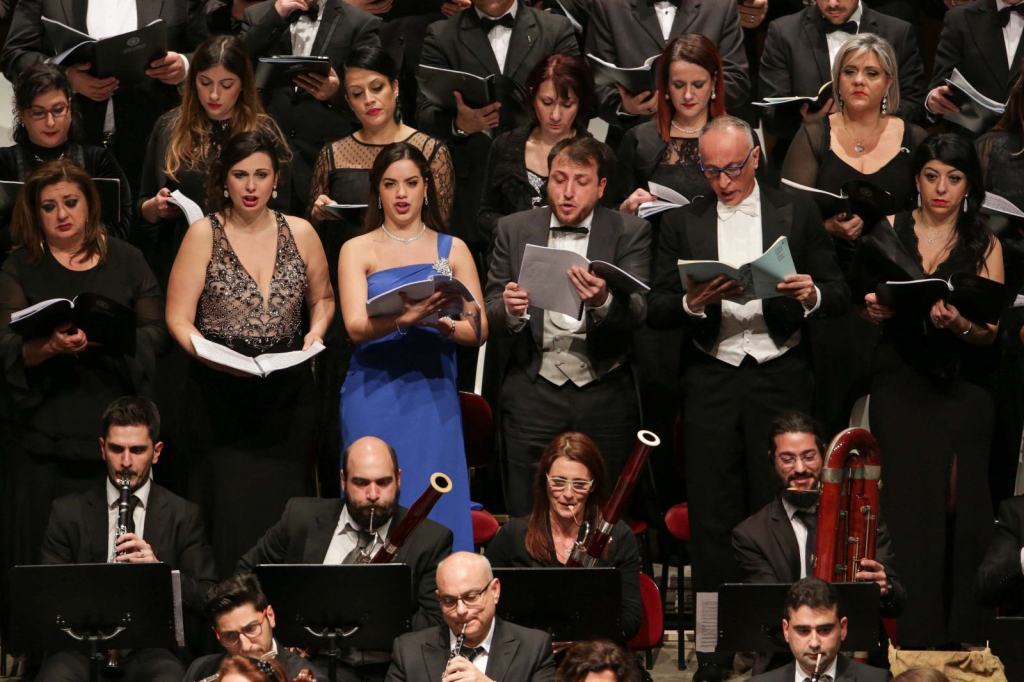 Applausi interminabili per la “Nona Sinfonia” di Beethoven al Teatro Cilea – FOTO