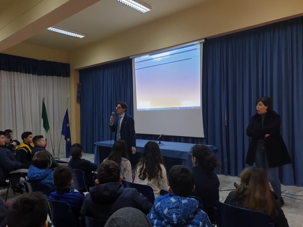 Reggio Calabria, il tour del poliziotto per vocazione ha fatto tappa tra i banchi di scuola