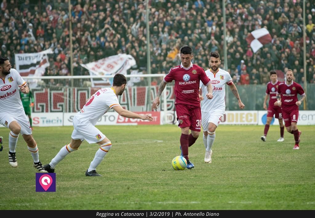 Reggina, con Drago tutti offensivi. Poi la fantasia di Bellomo e gli esterni a piede opposto