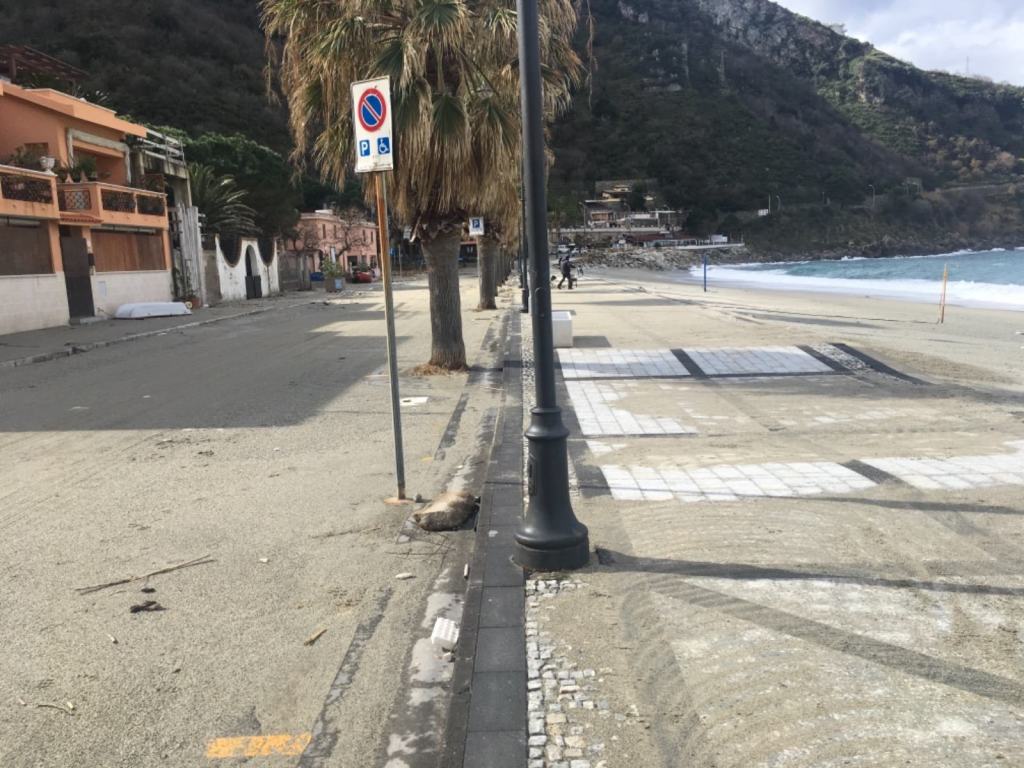 Violenta mareggiata a Scilla, operai a lavoro per il ripristino strade – FOTO