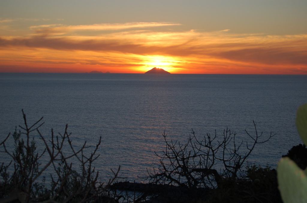 Tramonto Stromboli Patrimonio UNESCO? Aderiscono in 66 mila, assenti Regione e Città Metropolitana
