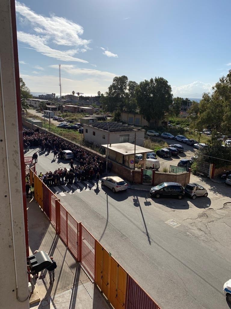 Reggina-Catanzaro, spettacolo sugli spalti ma ancora lunghe file ai tornelli – FOTO