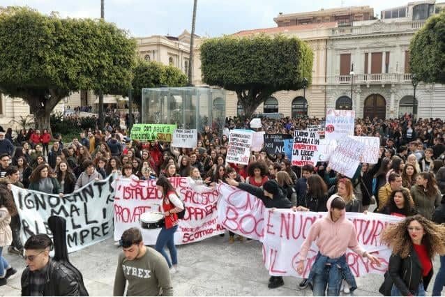 ‘Bocciamo il Governo’, una folla di studenti a Reggio urla la propria rabbia