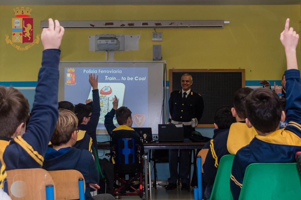 Reggio Calabria, la Polizia Ferroviaria tra i banchi di scuola