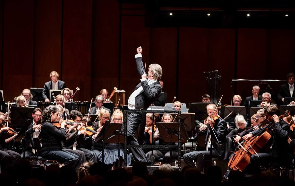Reggio, l’orchestra di Delianuova diretta dall’olandese Johan De Meij suona per l’Hospice