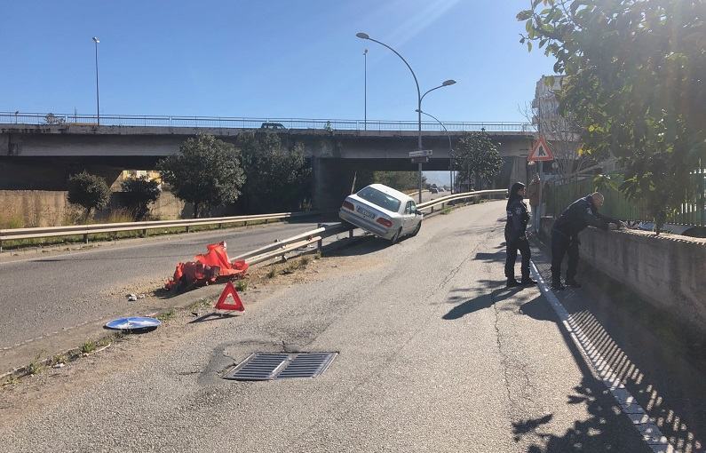 Reggio Calabria, incidente in città. Auto incastrata nel guardrail